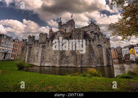 Gent - 5. November 2022: Das mittelalterliche Schloss Gravensteen in Gent, Belgien Stockfoto