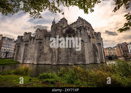 Gent - 5. November 2022: Das mittelalterliche Schloss Gravensteen in Gent, Belgien Stockfoto