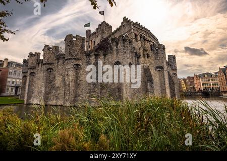 Gent - 5. November 2022: Das mittelalterliche Schloss Gravensteen in Gent, Belgien Stockfoto