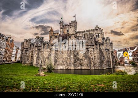 Gent - 5. November 2022: Das mittelalterliche Schloss Gravensteen in Gent, Belgien Stockfoto