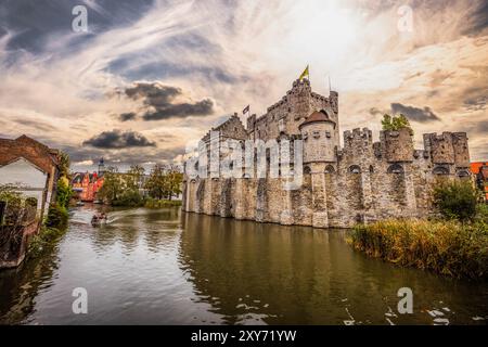 Gent - 5. November 2022: Das mittelalterliche Schloss Gravensteen in Gent, Belgien Stockfoto