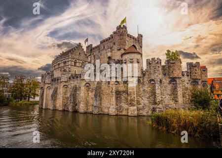 Gent - 5. November 2022: Das mittelalterliche Schloss Gravensteen in Gent, Belgien Stockfoto