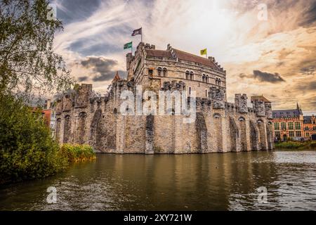 Gent - 5. November 2022: Das mittelalterliche Schloss Gravensteen in Gent, Belgien Stockfoto