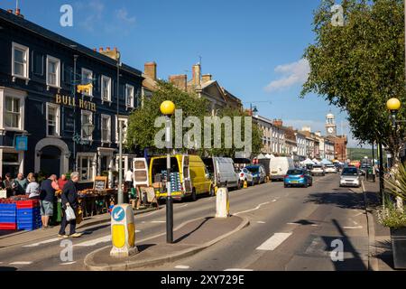 UK England, Dorset, Bridport, East Street, Saturday Market, Straßenstände vor dem Bull Hotel Stockfoto