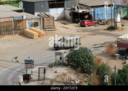 Jenin, Palästina. August 2024. Israelische Militärfahrzeuge konzentrieren sich während des Überfalls in der Stadt Dschenin, nördlich der besetzten Westbank. Israelische Truppen überfielen die Städte Dschenin, Tubas, Tulkarm und das Flüchtlingslager Far'a, wobei Tausende israelische Soldaten gleichzeitig an den Überfällen teilnahmen. Elf Palästinenser wurden getötet, Dutzende verletzt und Infrastruktur, Straßen und Häuser zerstört. Quelle: SOPA Images Limited/Alamy Live News Stockfoto