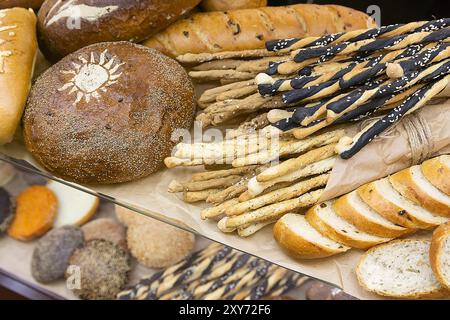 Verschiedene köstliche Backwaren auf einer Bäckerei-Schaufenster. Essen Stockfoto