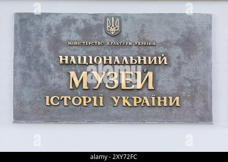 Kiew, Ukraine - 24. August 2016: Schild an der Fassade des Museums für Nationalgeschichte der Ukraine. Inscription Museum of National History of Ukraine in UK Stockfoto