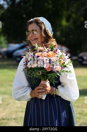 Stockholm, Schweden. August 2024. Königin Silvia von Schweden nimmt am 28. August 2024 an den Feierlichkeiten zum Alten Volkstag im Schloss Ekebyhov in Ekerö, Schweden, Teil. Foto: Fredrik Sandberg/TT Code 10080 Credit: TT News Agency/Alamy Live News Stockfoto