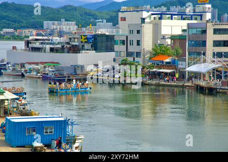 Sokcho, Südkorea - 28. Juli 2024: Die Abai Village Ferry gleitet über den Gezeitenkanal in Sokcho und befördert Passagiere zwischen dem belebten Wasser Stockfoto