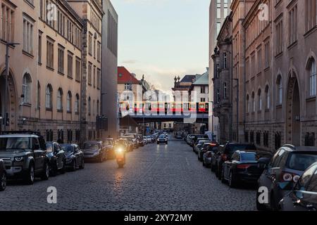 Panoramablick auf die Geschwister-Scholl-Straße und die S-bahn-Brücke in Berlin Mitte bei Sonnenuntergang. Städtischer europäischer Verkehr Stockfoto