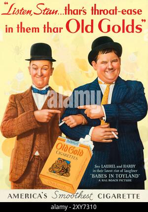 Hollywood-Stars Laurel und Hardy für Old Gold Cigarettes (1934) Advertising Poster werben ebenfalls für den Film Babes in Toyland. Stan Laurel, Oliver Hardy Stockfoto