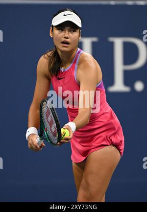 Flushing NY, USA. August 2024. **KEINE NY ZEITUNGEN** Emma Raducanu vs Sofia Kenin im Grandstand Stadium während der US Open 2024 im USTA Billie Jean King National Tennis Center am 27. August 2024 in Flushing Queens. Quelle: Mpi04/Media Punch/Alamy Live News Stockfoto