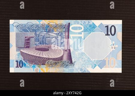 Lusail-Stadion, Fackelturm (Aspire Zone), Stadt für Medizin und Bildung in Sidra (Qatar Foundation), Porträt aus Katar 10-Rial-2020-Banknote. Stockfoto