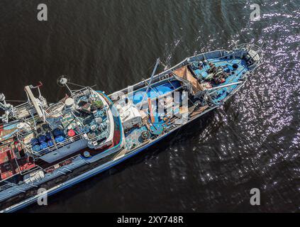 Fischereipatrouillenschiff M/Y SARANGANI vor Anker in der Bucht von Manila in der Nähe des Yacht Clubs, philippinisches Fischereifahrzeug, philippinisches Schiff, Blick auf die Drohne aus der Luft Stockfoto