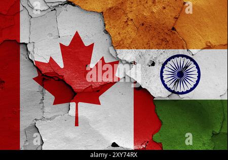 Flaggen von Kanada und Indien auf gerissene Wand gemalt Stockfoto