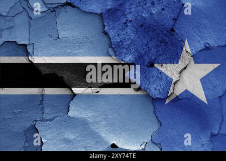 Flaggen von Botswana und Somalia, gemalt auf einer gerissenen Wand Stockfoto