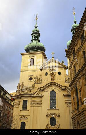 Kirche St. Havel am bewölkten Himmel im Winter Prag, Tschechien, Europa Stockfoto