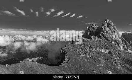 Die Gipfel SAS Rigais und Furchetta der Geisler-Gruppe, Drohnenbild, Schwarzweißbild, Gröden, Dolomiten, Autonome Provinz Bozen, S Stockfoto