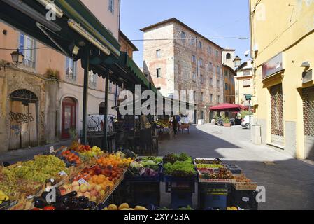 Pisa, Italien. September 2023. Obst- und Gemüsemarkt in Pisa, Toskana Stockfoto