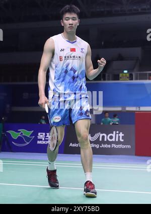 Mokpo, Südkorea. August 2024. Li Shifeng aus China reagierte während des Einzel-Spiels der Männer 32 gegen Chi Yu-Jen aus Chinesisch Taipeh bei den BWF Korea Open Badminton Championships 2024 in Mokpo, Südkorea, 28. August 2024. Quelle: Yao Qilin/Xinhua/Alamy Live News Stockfoto