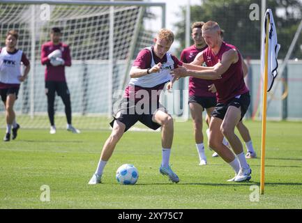 Kampf um den Ball zwischen Tim Breithaupt (FC Augsburg #18) und Fredrik Jensen (FC Augsburg #24, re.); FC Augsburg, Training, Stockfoto