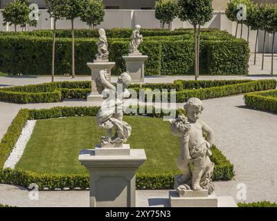 Barocker Garten mit kunstvollen Statuen und gepflegten Hecken in hellem Sonnenschein, bratislava, slowakei Stockfoto