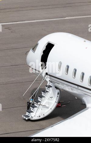 Privatjet auf dem Bahnsteig am Flughafen Stockfoto