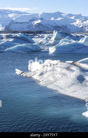 Blaue Landschaft mit schwimmenden Eisbergen in der Gletscherlagune Jokulsarlon in Island Stockfoto