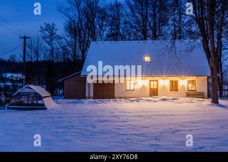 Winterblick auf ein altes Dorfhaus in Tschechien Stockfoto