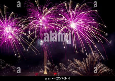 Leuchtendes Feuerwerk und Salut in verschiedenen Farben am Nachthimmel Stockfoto
