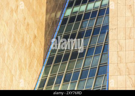 BERLIN, DEUTSCHLAND, 16. JULI: Moderne und glänzende Fassade eines Gebäudes mit Glaselementen am 16. Juli 2013 in Berlin, Deutschland, Europa Stockfoto