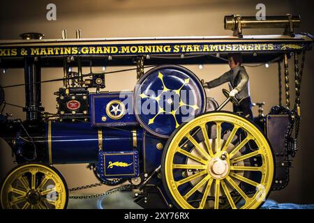 MILDENBERG, DEUTSCHLAND, 05. MAI: Modell einer blau-gelben Dampfmaschine auf einem Festival für Dampfmaschinen am 05. Mai 2012 in Mildenberg, Deutschland, Europa Stockfoto