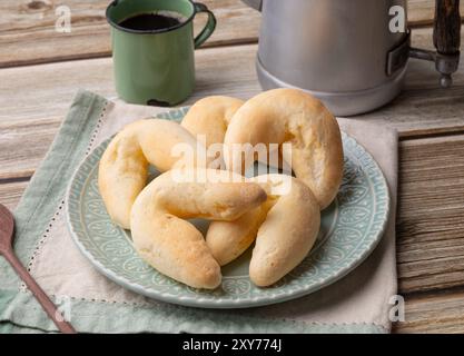 Chipas, typisches südamerikanisches Käsebrötchen mit Kaffee. Stockfoto