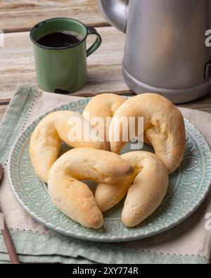 Chipas, typisches südamerikanisches Käsebrötchen mit Kaffee. Stockfoto