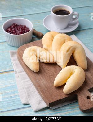 Chipas, typisches südamerikanisches Käsebrötchen mit Kaffee und Marmelade. Stockfoto