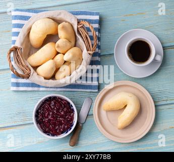 Chipas, typisches südamerikanisches Käsebrötchen mit Kaffee und Marmelade. Stockfoto