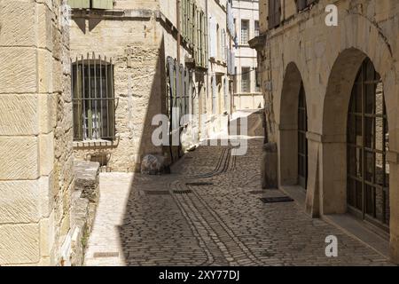 Malerische Gasse in Uzes, Südfrankreich Stockfoto