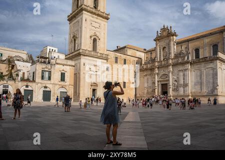 Lecce, Italien. August 2024. Ein Tourist auf der Piazza del Duomo fotografiert die Metropolitan Cathedral Santa Maria Assunta, besser bekannt als Dom, in Lecce, Italien. (Foto: Andrea Gulí/SOPA Images/SIPA USA) Credit: SIPA USA/Alamy Live News Stockfoto