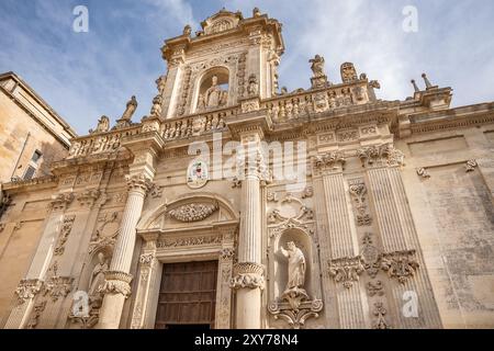 Lecce, Italien. August 2024. Vorderes Detail der Metropolitan Cathedral von Santa Maria Assunta, besser bekannt als Dom, in Lecce, Italien. (Foto: Andrea Gulí/SOPA Images/SIPA USA) Credit: SIPA USA/Alamy Live News Stockfoto