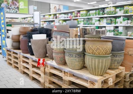 Viele bunte Blumentöpfe in verschiedenen Größen in einem Gartengeschäft. Reihen dekorativer Keramiktöpfe für Zimmerpflanzen. Keramik- und Tonkeramik Stockfoto