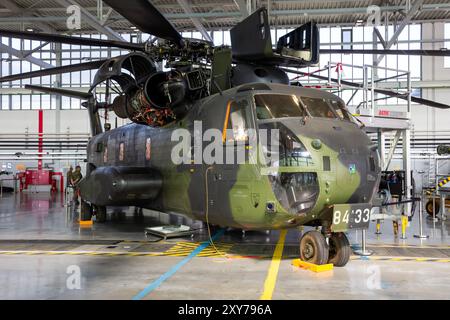 Die deutsche Luftwaffe Sikorsky CH-53 Hengst transportierte Helikopter in einem Hangar am Luftwaffenstützpunkt Fassberg. Fassberg, Deutschland - 8. Juni 2024 Stockfoto