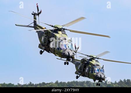 Hubschrauber der Deutschen Armee NH90 verlassen eine Landezone. Fassberg, Deutschland - 8. Juni 2024 Stockfoto