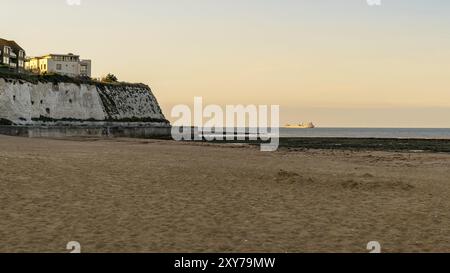 In der Nähe von Broadstairs, Kent, England, Großbritannien, 19. September 2017: der Strand von Joss Bay mit Häusern auf der Klippe Stockfoto