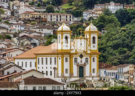 Alte Kirche zwischen die Häuser und Straßen der Stadt Ouro Preto in Minas Gerais Stockfoto