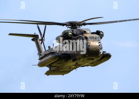 Deutsche Luftwaffe Sikorsky CH-53 Hengst transportieren Hubschrauber im Flug auf dem Luftwaffenstützpunkt Fassberg. Fassberg, Deutschland - 8. Juni 2024 Stockfoto