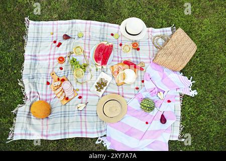 Picknick Hintergrund mit weißen Wein auf grünem Gras Stockfoto