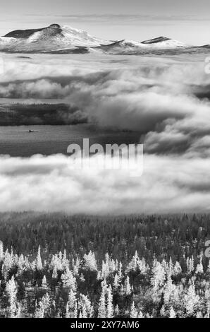 Morgennebel über dem Isteren-See, Engerdalsfjellet, Hedmark Fylke, Norwegen, Oktober 2011, Europa Stockfoto