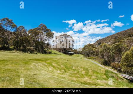 Wanderwege rund um den Thredbo Riover und den Thredbo Golf Course in Thredo in den Snowy Mountains, New South Wales, Australien Stockfoto