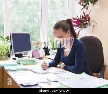 Porträt der jungen Lehrerin Frau arbeitet im Klassenzimmer Stockfoto