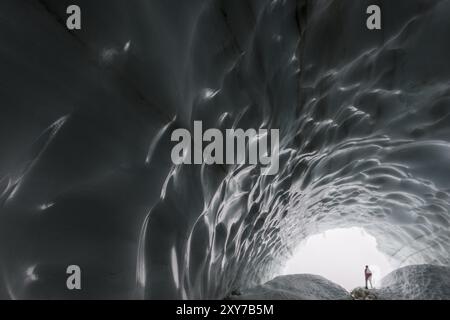 Mensch in einer Eisgrotte, Gletscher im Tarfaladalen-Tal (Darfalavaggi), Kebnekaisefjaell Norrbotten, Lappland, Schweden, September 2012, Europa Stockfoto